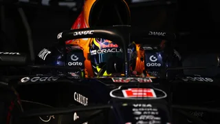 Hadjar chiede un ‘suggerimento’ sul restart di Verstappen, il team lo gela: “Non te lo possiamo dire in radio”