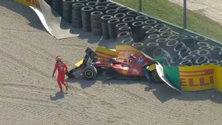 Leclerc, disastro totale: spinge fuori Hamilton, perde due posizioni e poi si schianta alla Parabolica