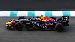 F1 | Max padrone del caos di Sepang e torna alla vittoria davanti a Kimi. Super rimonta di Hamilton 3°