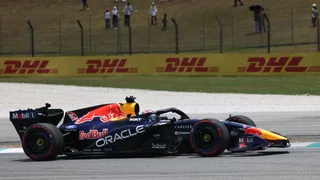 F1 | Sepang, Libere 1: Max nella polvere, Russell e Antonelli soffrono con la Mercedes, Ferrari staccata