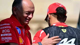 Hamilton ha lasciato intendere che i problemi Ferrari potrebbero essere più in alto di Vasseur