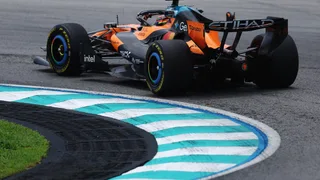 F1 | L’asfalto come carta vetrata di Sepang cede e si sfalda: i tempi sono 4,5s più lenti delle simulazioni