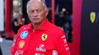 Vasseur, che si fa? La Ferrari deve dare fiducia al team principal? I pareri della redazione