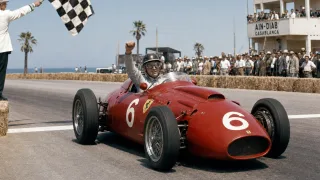 On This Day in F1 History: Hawthorn Beats Moss For the Title