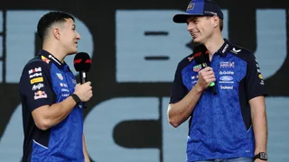 Team radio liberi tra i piloti durante i GP, Verstappen se la ride: “Alla F1 non piacerebbe. Sarebbe un ‘biiip’ continuo”