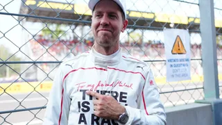 Vettel controcorrente, guida la F2002 ma non critica la F1 attuale: “Le corse di oggi sono emozionanti”