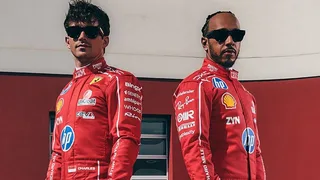 F1 | Ferrari, Hamilton e Leclerc vestono il Mito: ecco le tute dedicate a Schumacher per Monza