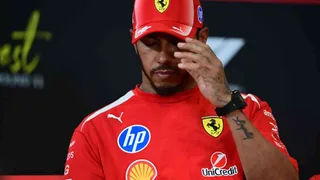Hamilton è pentito: “Quei team radio non erano la versione migliore di me. Orgoglioso della Ferrari, stiamo arrivando”