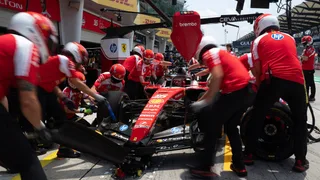 F1 | GP del Bahrain, strategie: 2 soste quasi certe. Max e Leclerc proveranno i 3 pit stop?