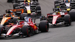 Muretto Ferrari inefficiente, Hamilton: “Sono qui per vincere, è difficile vedere i piloti Mercedes eseguire gli ordini e noi no”