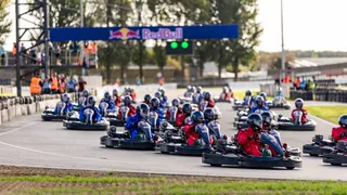 Verstappen beats 100 karters (from the back) in Red Bull event