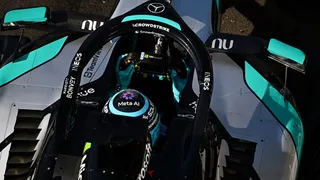 Russell si nasconde: “Ferrari squadra da battere. Anche McLaren e Red Bull sono lì”
