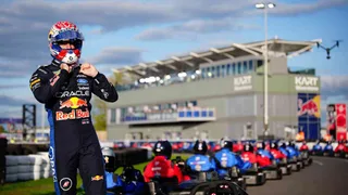 Max vs 100 dura appena 35 minuti: Verstappen supera tutti in 14 giri